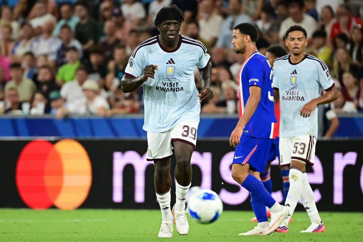 Brian Madjo, 17 ans, brille avec Aston Villa face au PSG