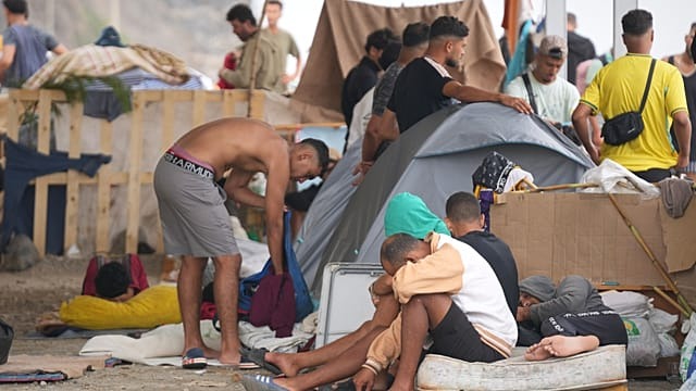 Ceuta : les migrants marocains réclament l'asile en Espagne