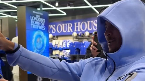 Eden Hazard tente l'incognito à la boutique de Chelsea