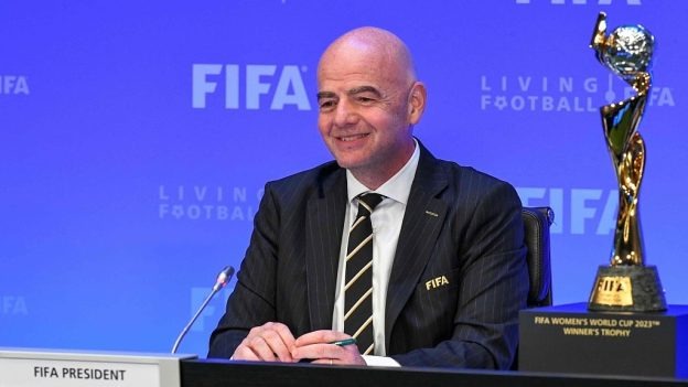 FIFA : d'anciens joueurs critiquent Gianni Infantino