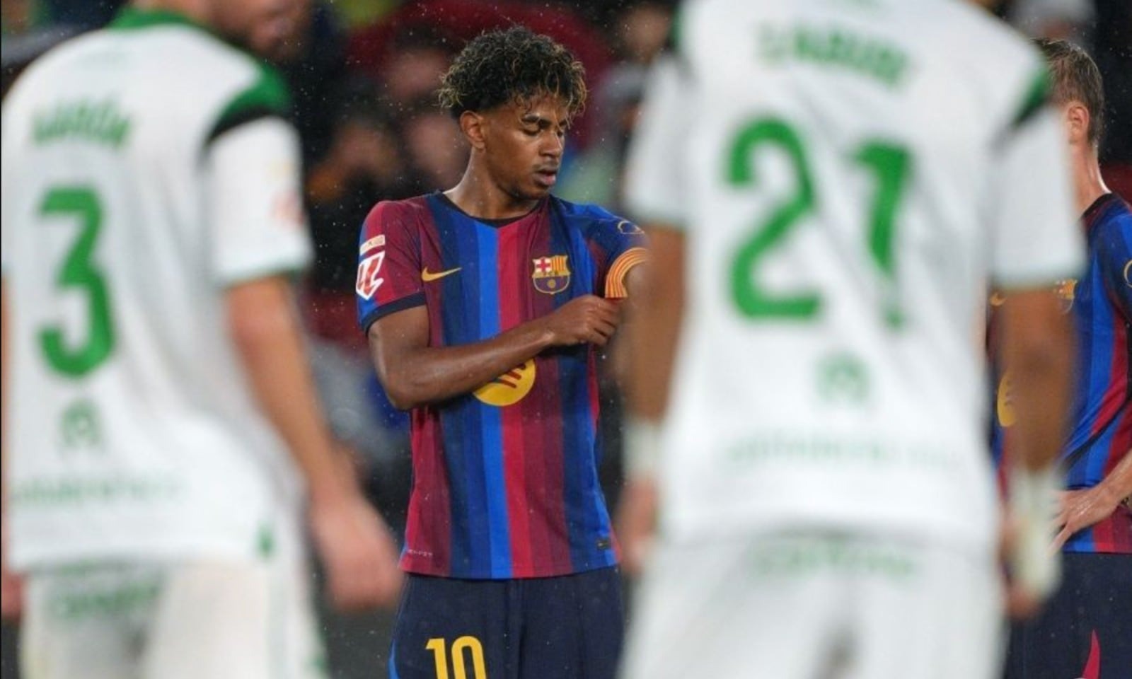 Liga : triplé de Raphinha, le Barça écrase Santander