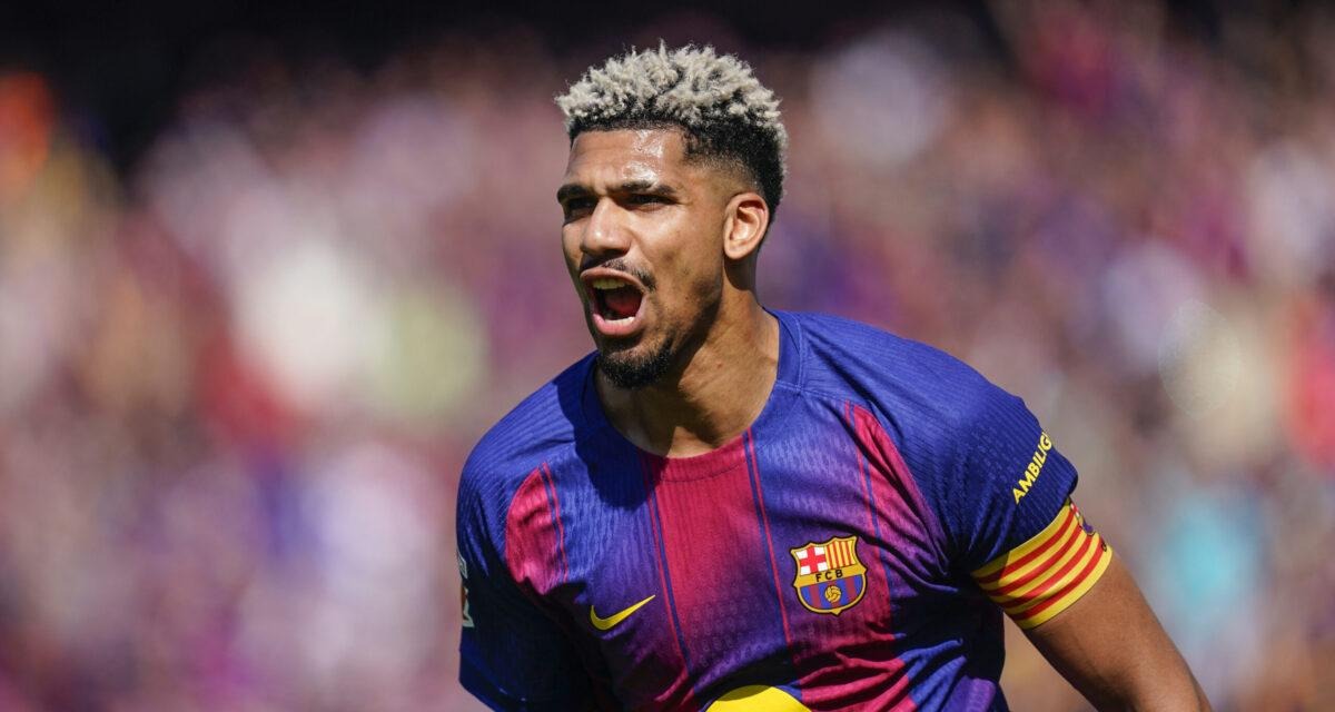 Liverpool officialise l'arrivée d'Araujo, capitaine du Barça