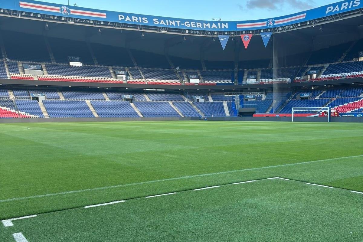 PSG : la nouvelle pelouse du Parc des Princes dévoilée