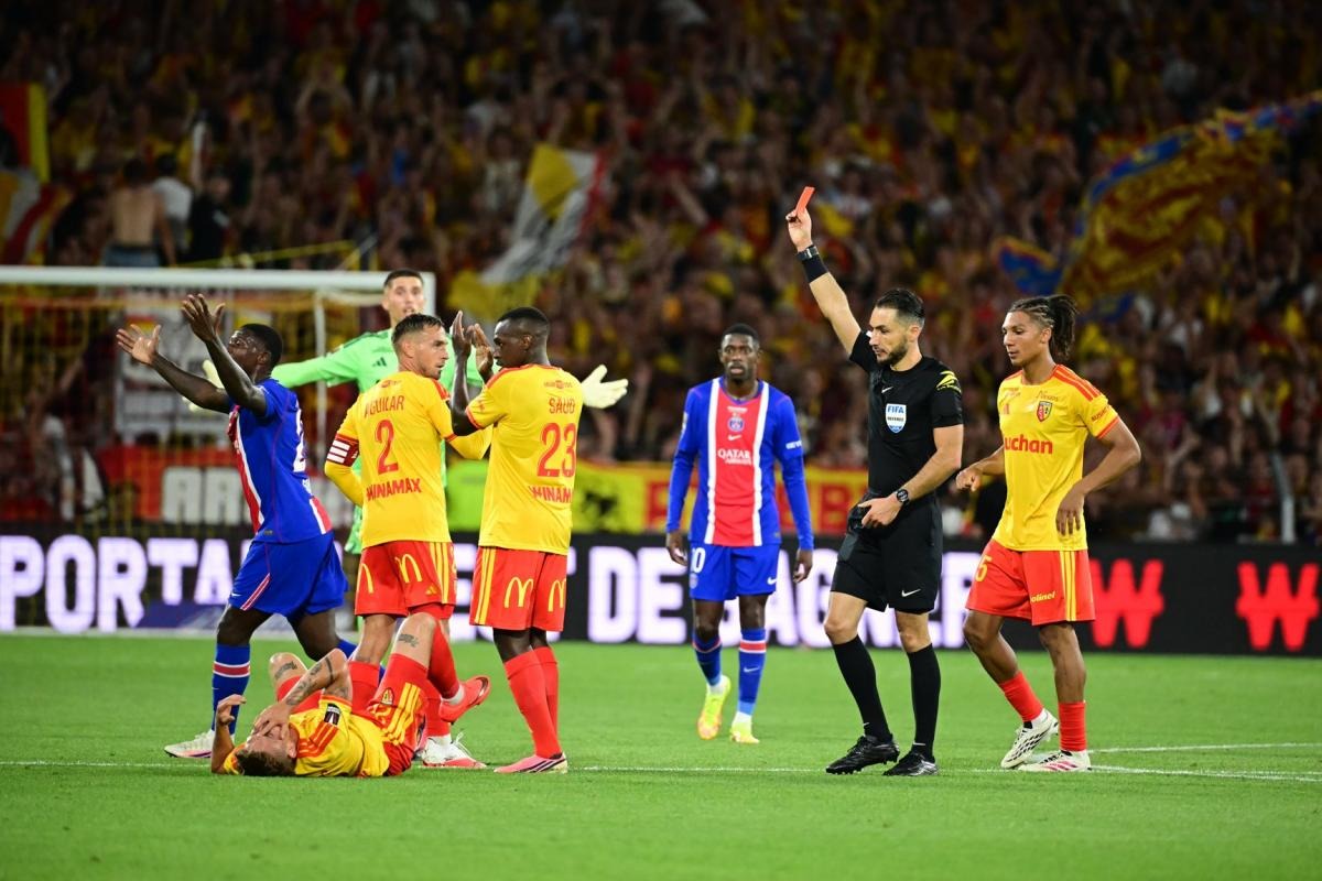PSG : Nuno Mendes suspendu trois matches après son rouge